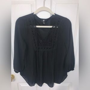 IZ Byer Black  top with lace front 🖤